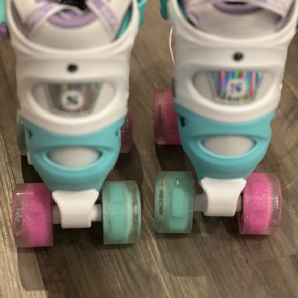 Rainbow little kid light up roller skates. - Picture 5 of 8